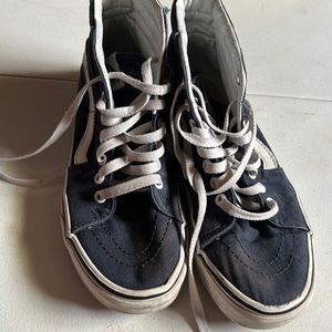 Vans skateboard shoes, men’s 7 in women’s 8.5.